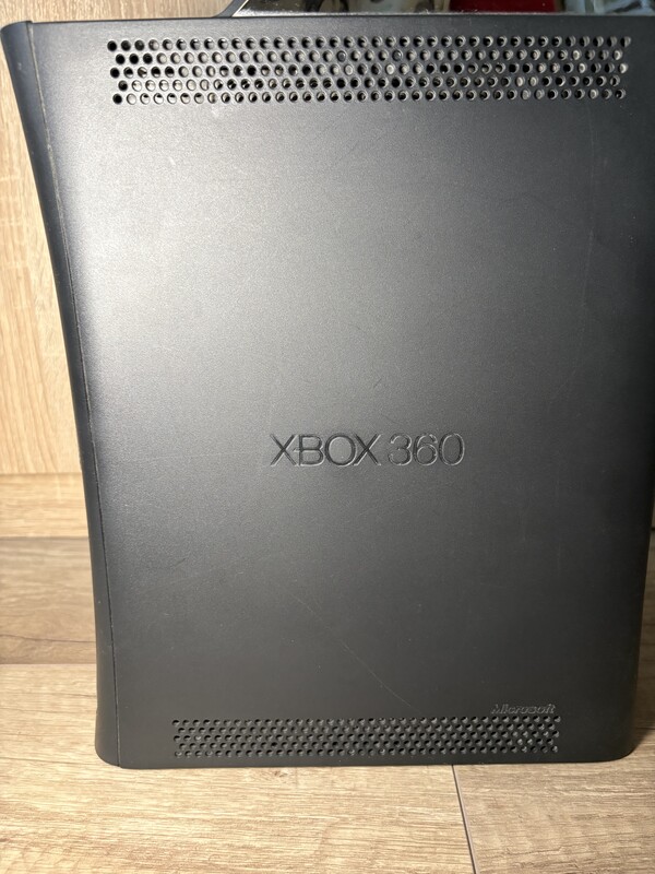 Elbląg Konsola Xbox 360 Sprzedam w pełni sprawną konsolę Xbox 360 w bardzo dobrym stanie, w zestawie z kablami i