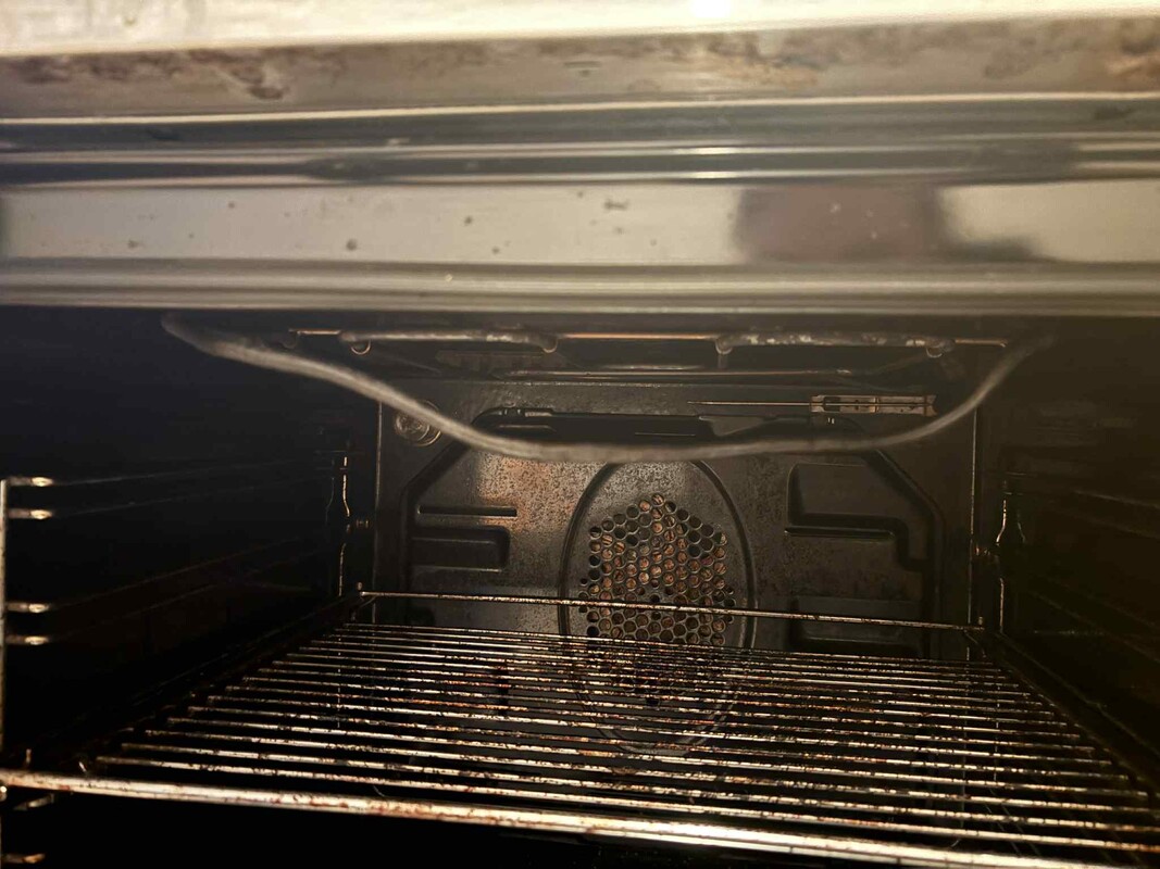 Elbląg Sprzedam meble kuchenne wraz ze sprawną zmywarką i kuchenką. W kuchence wystaje grzałka, co widać na zdjęciach.