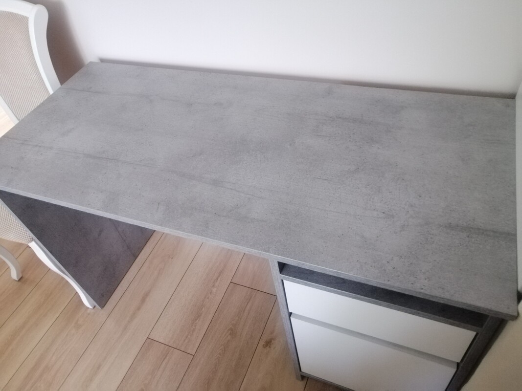 Elbląg Biurko koloru szarego z białymi frontami