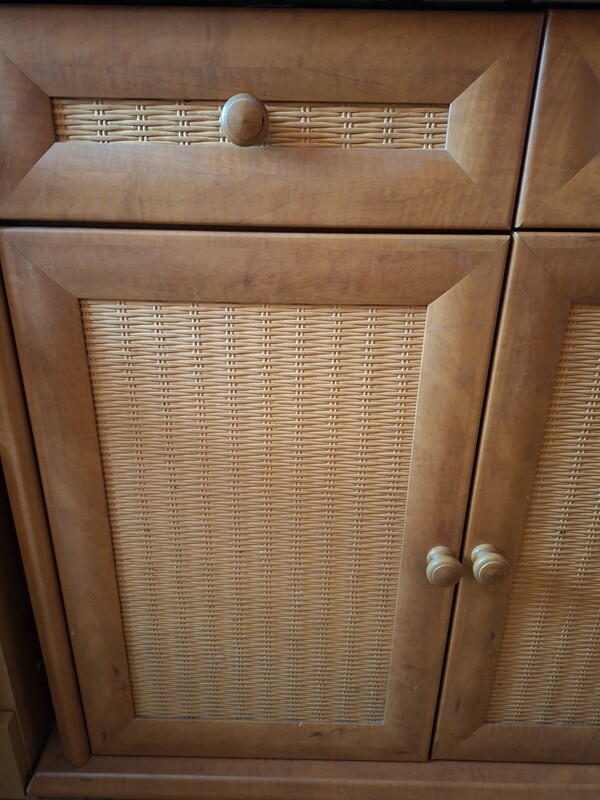 Elbląg Sprzedam 2 komody, stan dobry. Kolor calvados, przody wykończone rattanem. Do ewentualnego odświeżenia. Bardzo