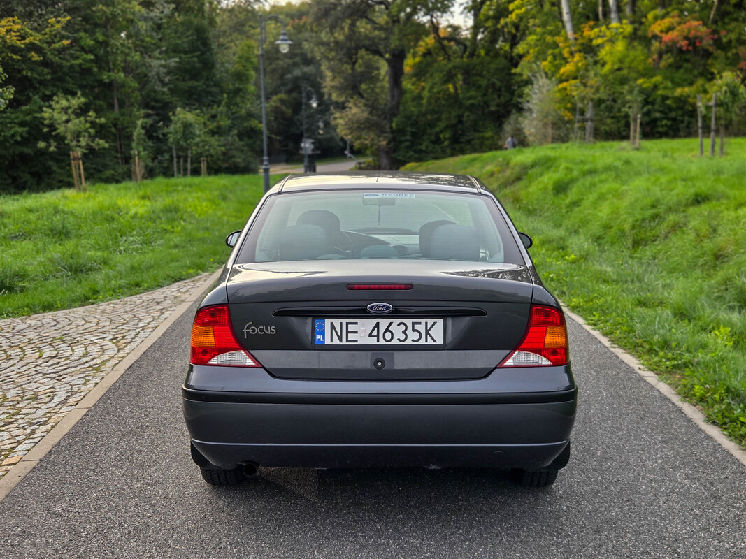Elbląg Oferuję do sprzedaży auto Ford Focus z 2002 roku – klasyczny sedan z niezawodnym silnikiem benzynowym 1.8