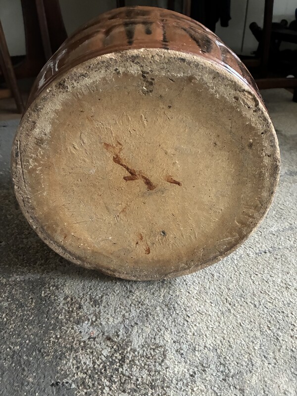 Elbląg Sprzedam duży gar kamionkowy (gliniany) w bardzo dobrym stanie. Posiada dwoje uszu do chwytania.
Średnica 29