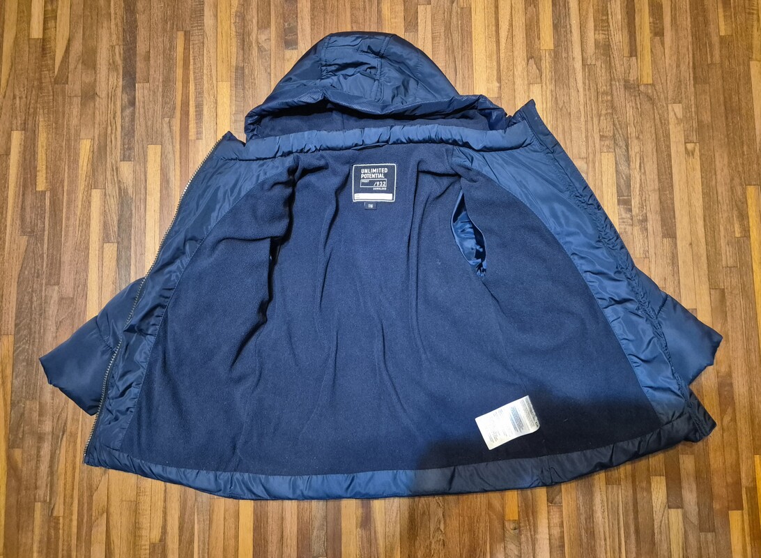 Elbląg Kurtka zimowa z kapturem dla chłopca w rozmiarze 116.
Kolor granatowy, zakupiona w sklepie C& A.
Po jednym