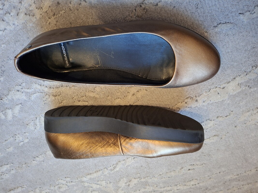 Elbląg Buty damskie rozm. 40.
Trzy pary po 100 PLN za parę.
W przypadku zakupu wszystkich trzech par razem - 200 pln.