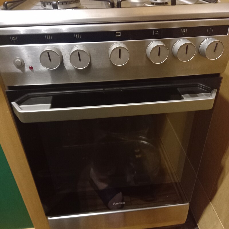 Elbląg Sprzedam dwuletnią kuchenkę gazową AMICA. Wyposażona w zapalniki iskrowe, rozen, szybę ochronną. Stan dobry, w