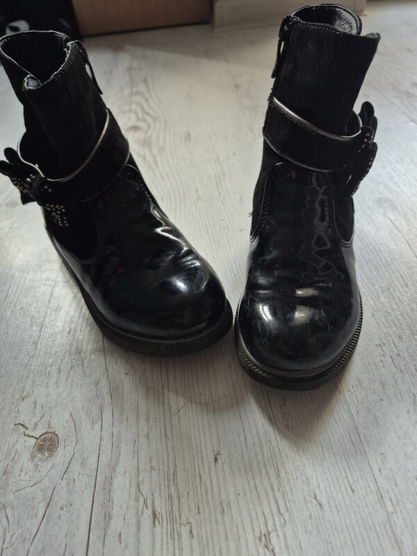 Elbląg Śliczne kozaczki dla dziewczynki - rozm.30
Długość podeszwy - 19 cm.
Zamek sprawny, czubki nie zdarte.