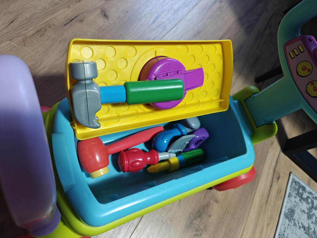 Elbląg Jeździk TAF TOYS z dodatkami. Mama do sprzedania jeździk w bardzo dobrym stanie. Dodatkowo narzędzia w kuferku.