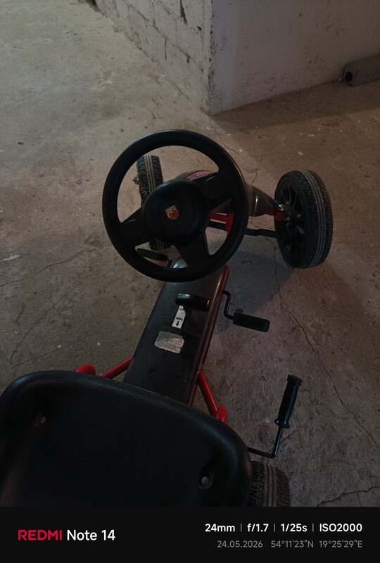 Elbląg Gokart abarth na pedały czarny W gokarcie zastosowano duże koła o średnicy 30