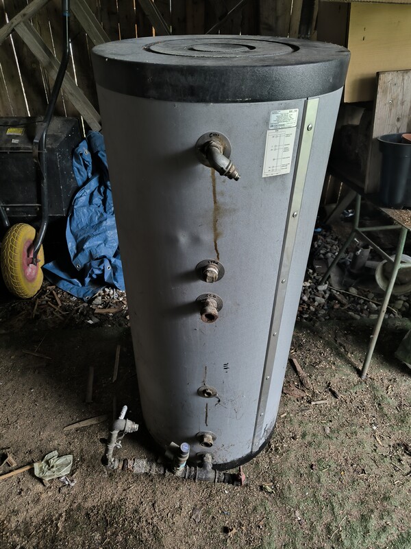 Elbląg Witam. sprzedam bojler stojący do C. O. z wbudowaną grzałka elektryczna. Został po wymianie kotłowni. Używany