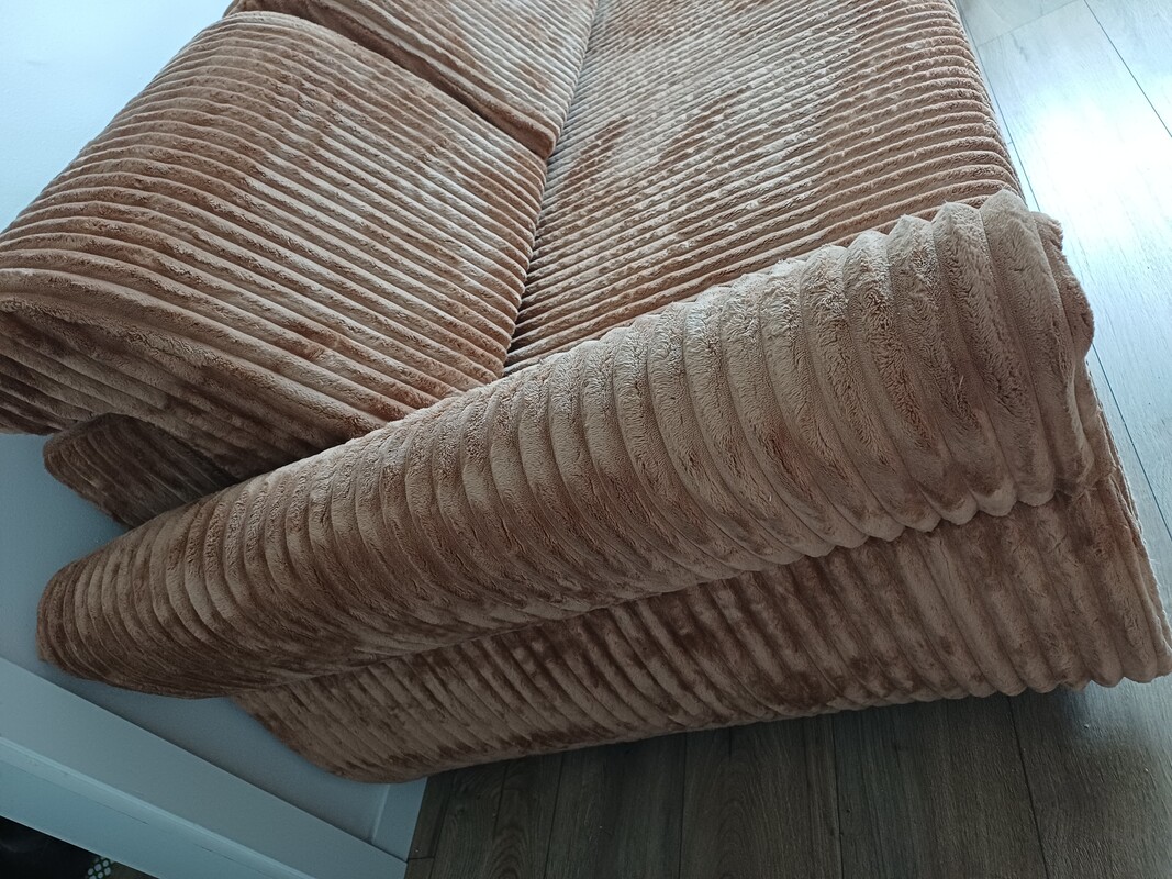 Elbląg SPRZEDAM NOWĄ SOFĘ, długość z oparciami 230 cm, szerokość złożonej sofy 100 cm, wysokość 90 cm, powierzchnia