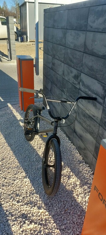 Elbląg Sprzedam rower BMX Kink Curb z 2022 roku w kolorze Matte Brushed Silver. Rower w bardzo dobrym stanie, gotowy do