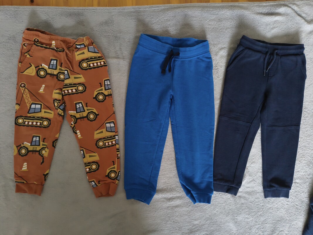 Elbląg Sprzedam spodnie chłopięce rozmiar 104,zestaw składa się z 19 sztuk. Spodnie noszone przez jedno dziecko, stan