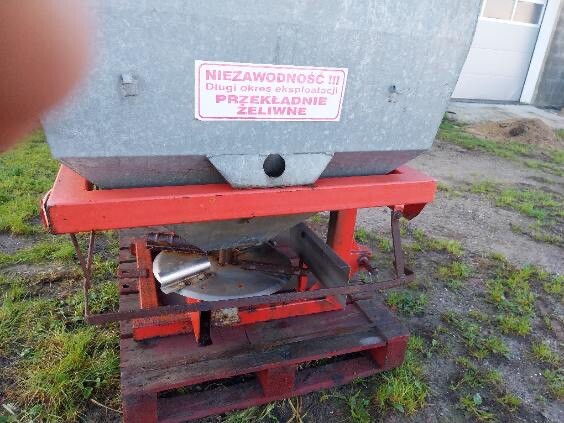 Elbląg Sprzedam rozsiewacz nawozów abra 600kg z wałkiem, w bardzo dobrym stanie. Cena: 1600 zł Proszę o kontakt