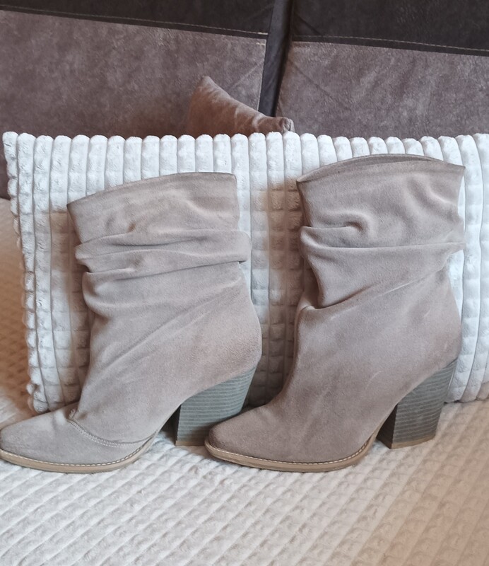 Elbląg Mam do sprzedania damskie buty kowbojki, takie jak na foto. Buty w idealnym stanie, rozmiar 38.. Sprzedaje bo