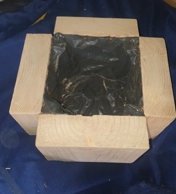 Elbląg Sprzedam doniczkę drewnianą wym 22x22x10 plus gratis tulipany