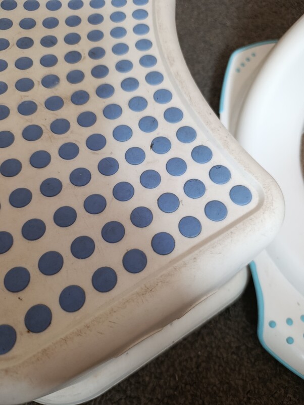 Elbląg Sprzedam nakładkę na toaletę i podnóżek dla dzieci. Stan dobry jak na zdjęciach. Kontakt sms