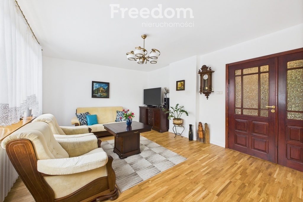 Elbląg FREEDOM NIERUCHOMOŚCISprzedam dom - Frombork, Elbląska. LokalizacjaDom usytuowany jest w cichej, spokojnej