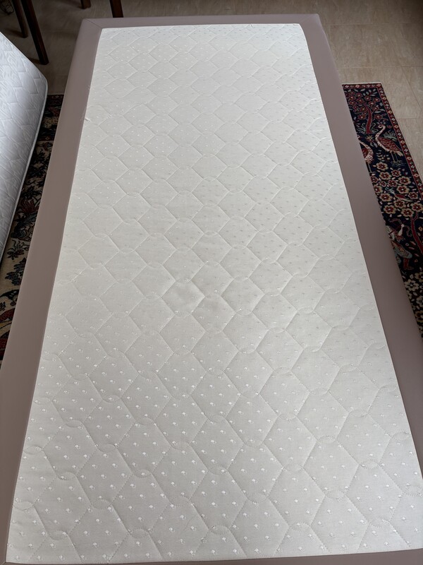 Elbląg Sprzedam 2 łóżka w bardzo dobrym stanie. Koszt 1 łóżka z materacem 550 zł. Możliwa negocjacja ceny.