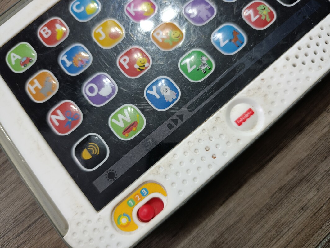 Elbląg Sprzedam edukacyjny tablet i telefon marki Fisher Price. Stan dobry posiadają zarysowania. Wszystko sprawne.