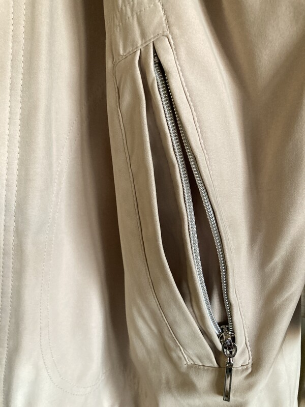 Elbląg Kurtka damska rozm.46,z kapturem i z podpinką, w kolorze jasnego beżu z elementami ciemnego beżu. Zapinana na