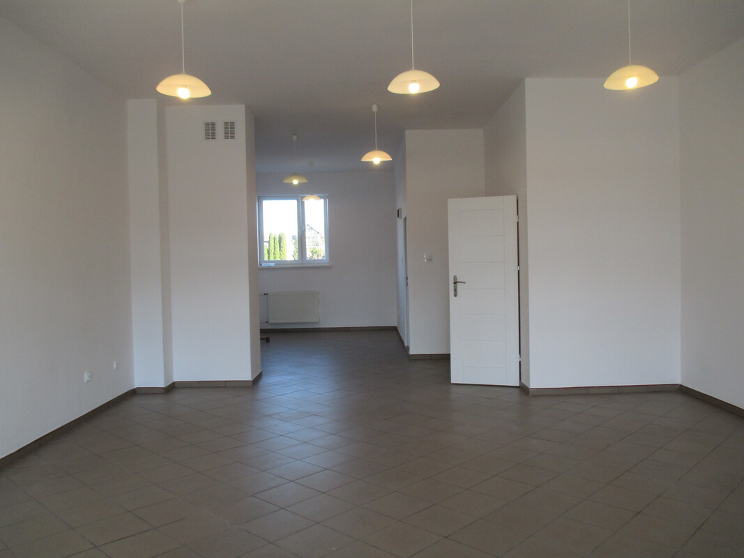 Elbląg Lokal do wynajęcia; 65 m2,parter. wejście z chodnika ul. płk. Stanisława Dąbka. Lokal duży, przestronny.