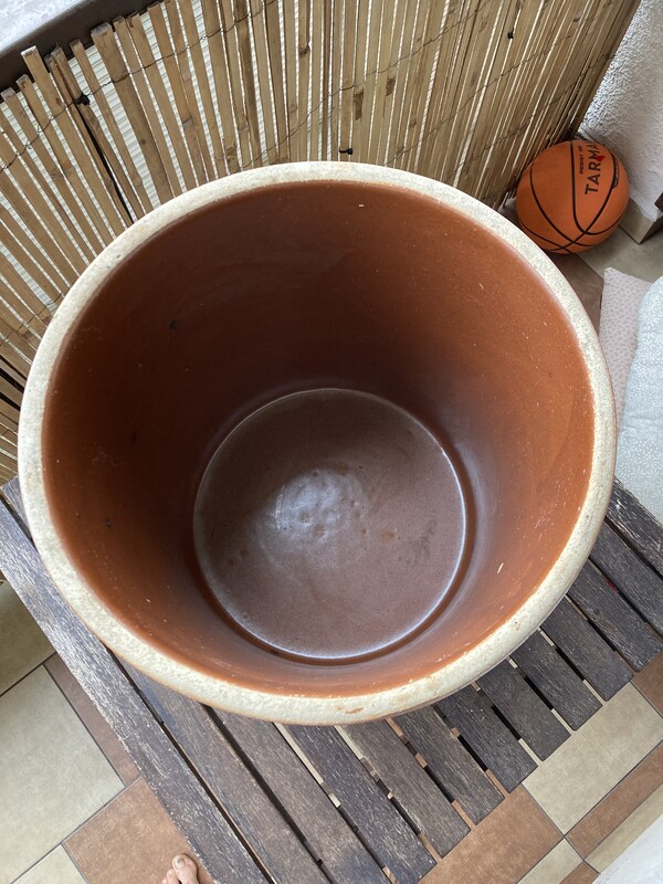 Elbląg Sprzedam duży gar gliniany(kamionkowy) 40 litrowy w bardzo dobrym stanie. Średnica otworu 37cm. 
Posiada dwoje