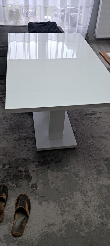 Elbląg Sprzedam stół rozkładany biały lakierowany o wymiarach 130x80 a po rozłożeniu 180x80.Stół jest uniwersalny,