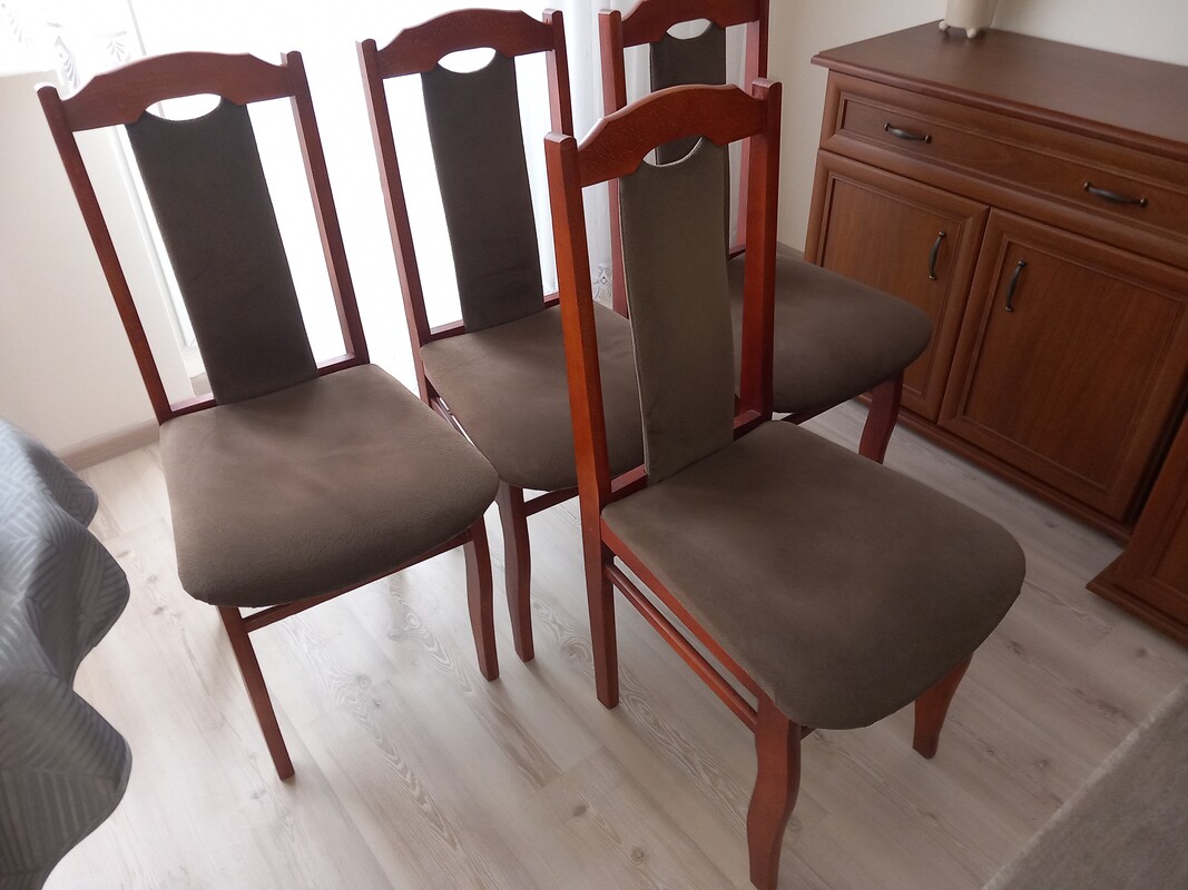 Elbląg Sprzedam stół rozsuwany do salonu oraz 4 krzesła tapicerowane wymiary stołu, średnica 100cm po rozłożeniu długi