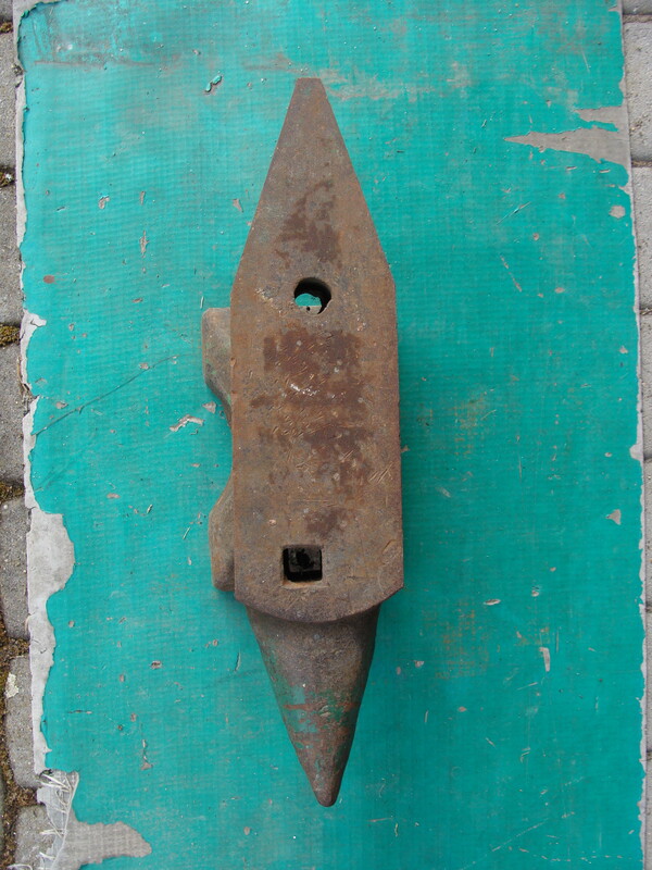 Elbląg Sprzedam kowadło staliwne, 25 kg, używane w bardzo dobrym stanie. długość-41,5 cm. szerokość-9 cm. wysokość18,5