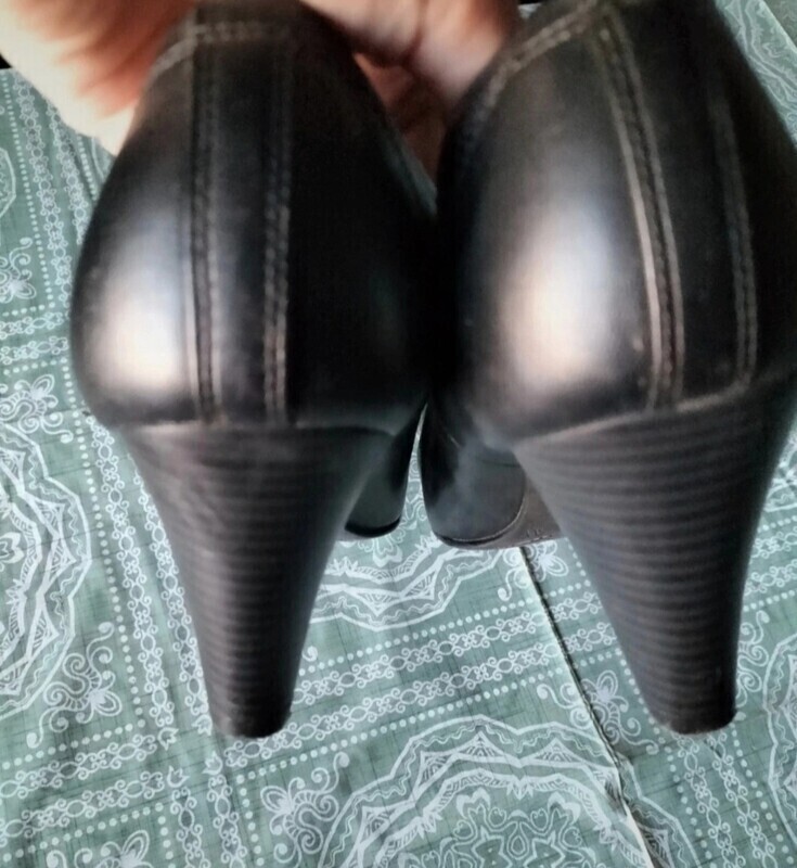 Elbląg Sprzedam czarne skórzane buty damskie na obcasie. Stan bardzo dobry. Rozmiar 41.Obcas 8cm kontakt sms