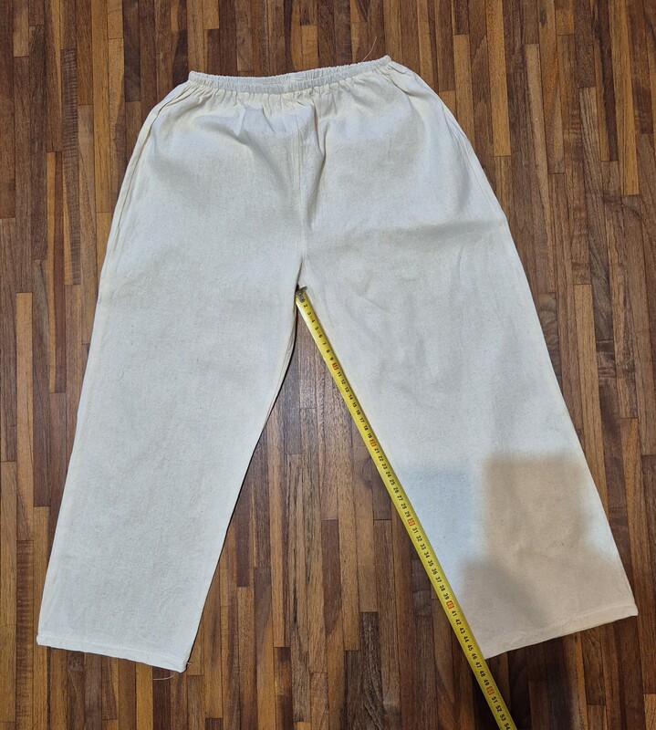 Elbląg Strój pastuszek firmy Kraszek, składa się z bluzy z przyszytymi połami kamizelki, spodni w pasie na gumce i