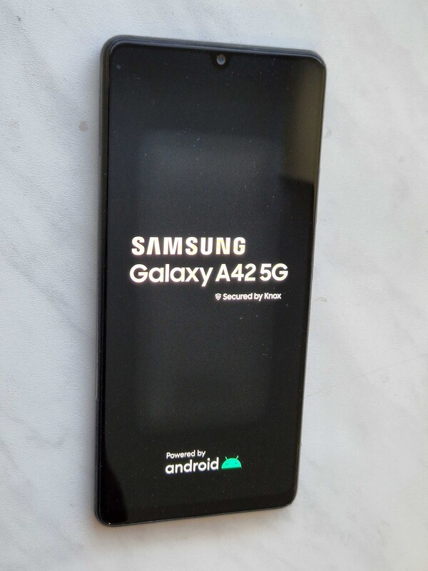 Elbląg Smartfon Samsung Galaxy A42_5G w stanie idealnym W komplecie jest oryginalna ładowarka SAMSUNGA z kabelkiem USB