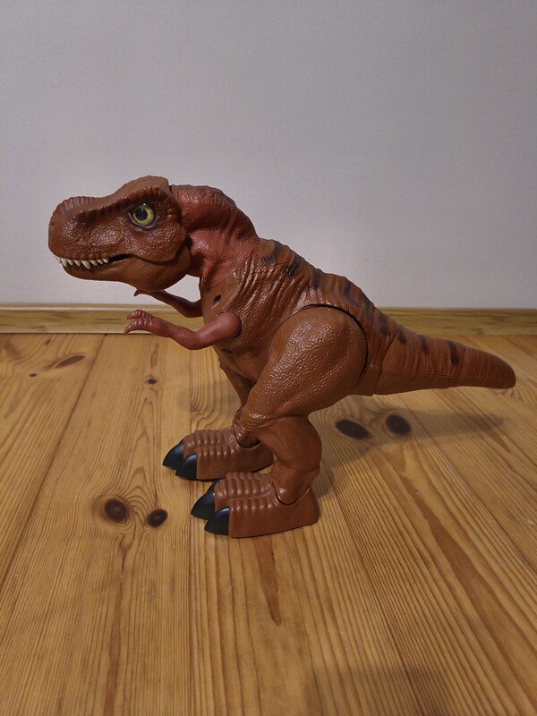 Elbląg Sprzedam dużego, interaktywnego dinozaura. Wysokość 30 cm, długość 50 cm. Dinozaur chodzi, wydaje dźwięki, rusza