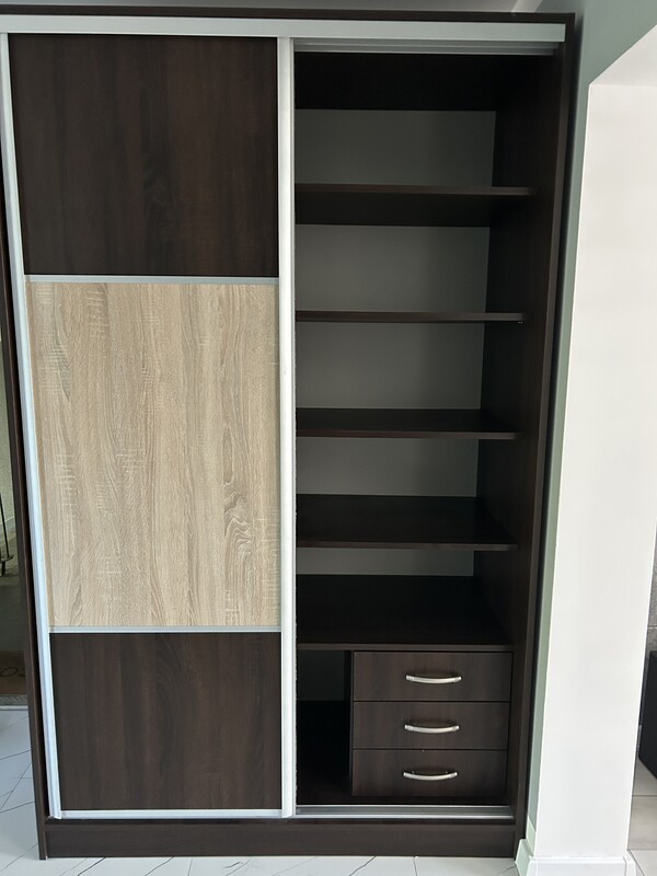 Elbląg Sprzedam szafę z drzwiami przesuwnymi.
Układ w środku widoczny na zdjęciach.
Wymiary wysokość 210 cm.