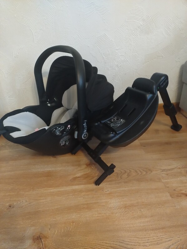 Elbląg Sprzedam nosidełko wraz z bazą gratis adaptery do stelaża od wózka.
Cena 160 zl