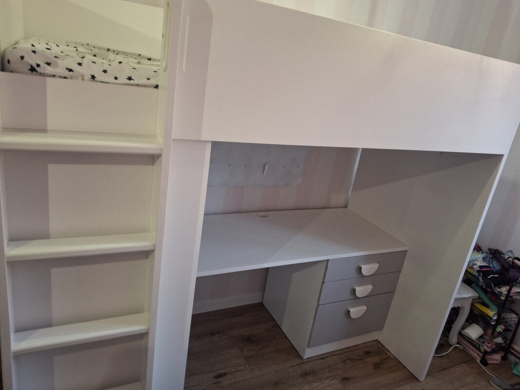 Elbląg Sprzedam łóżko na antresoli z biurkiem białe z siwymi frontami szuflad i drzwi szafy SMASTAD IKEA. Całkowite