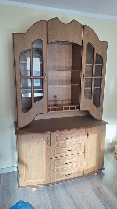 Elbląg Oddam za darmo kredens, szafę narożną oraz duży solidny, rozkładany stół. Transport i wyniesienie we własnym