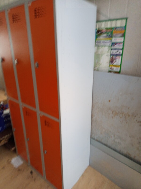 Elbląg Szafa szatnia BHP. Solidny, pomarańczowy metalowy szafka na rzeczy osobiste lub sprzęt. Szafka składa się z