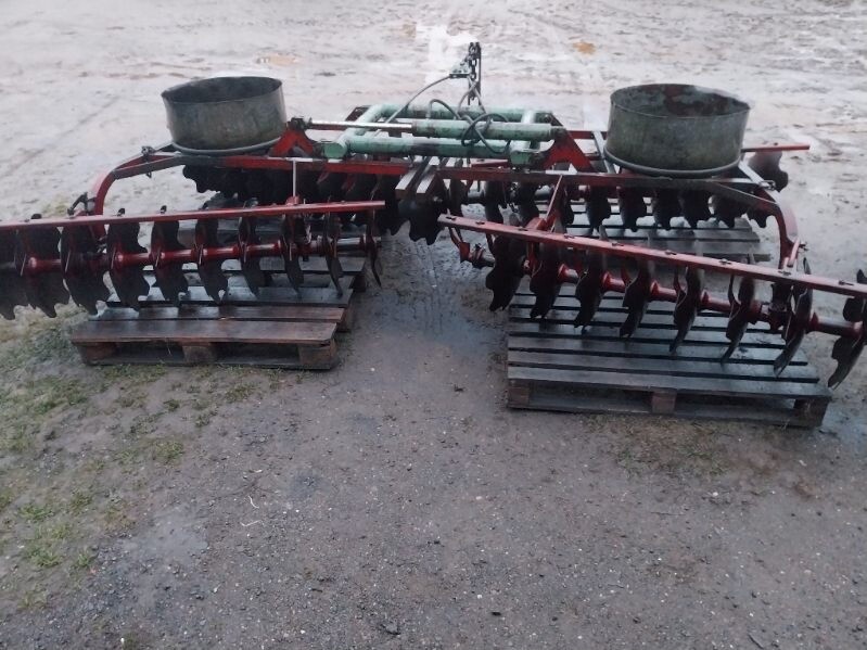 Elbląg Sprzedam:
1) talerzówka Kverneland 380 szer. , robocza, cena 2600 zł;
2) wał daszkowy szer 3m, średnica 60cm,