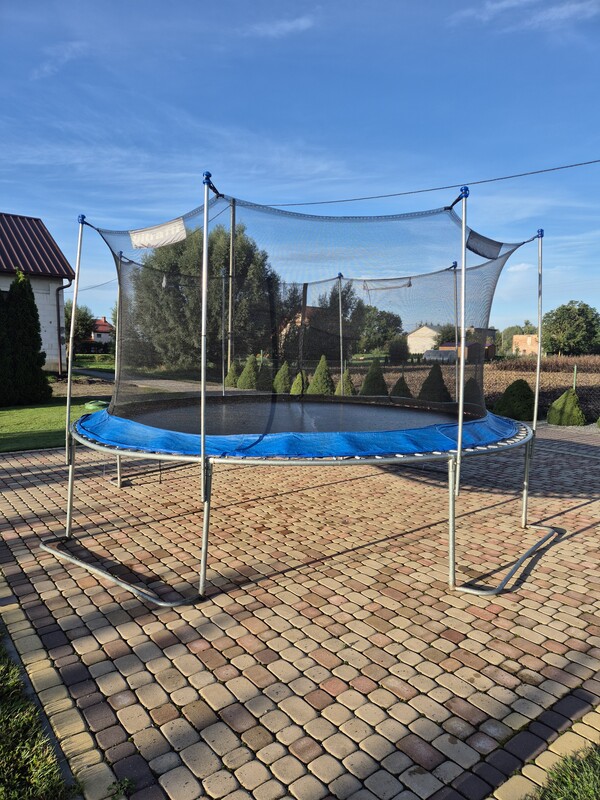Elbląg Sprzedam trampoline ogrodową w dobrym stanie, średnica trampoliny 430cm. Wysokość 260cm. Wysokość do wejścia
