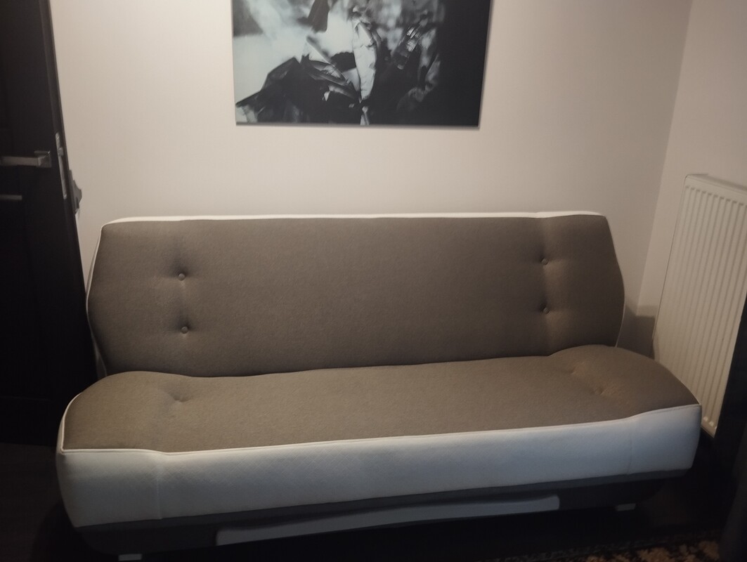 Elbląg 🎉 Okazja! Wersalka, stół drewniany, krzesła, półki na ścianę i dywan – wszystko w świetnym