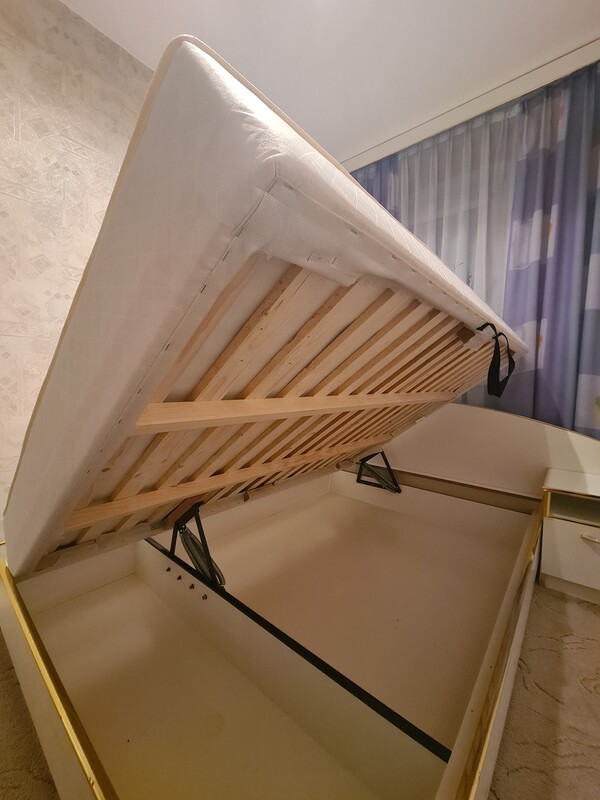 Elbląg Sprzedam używany zestaw sypialniany: Łóżko (skrzynia + materac na ramie) o wymiarach 210 cm x 144,5 cm,