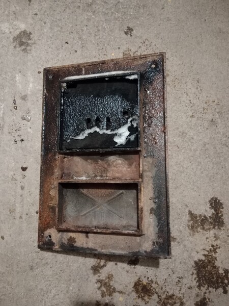 Elbląg Sprzedam drzwiczki żeliwne od pieca kaflowego z czasów PRL. Wymiary długość 47,5 cm x szerokość 33 cm, waga