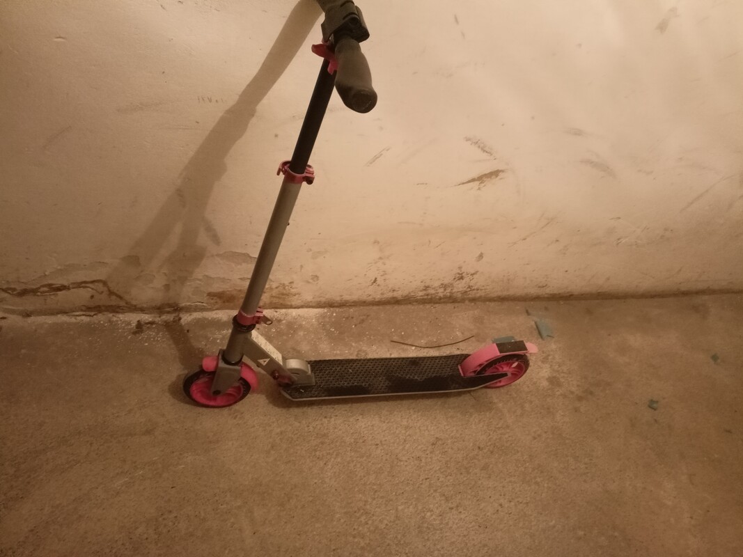 Elbląg Sprzedam hulajnoge różowa 70zl czarna 40.