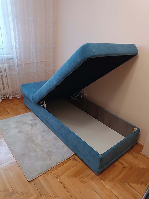 Elbląg Wygodna, jednoosobowa sofa łóżko. Mebel jest w bardzo dobrym stanie. Wymiary 90 cm na 200 cm, pojemnik na