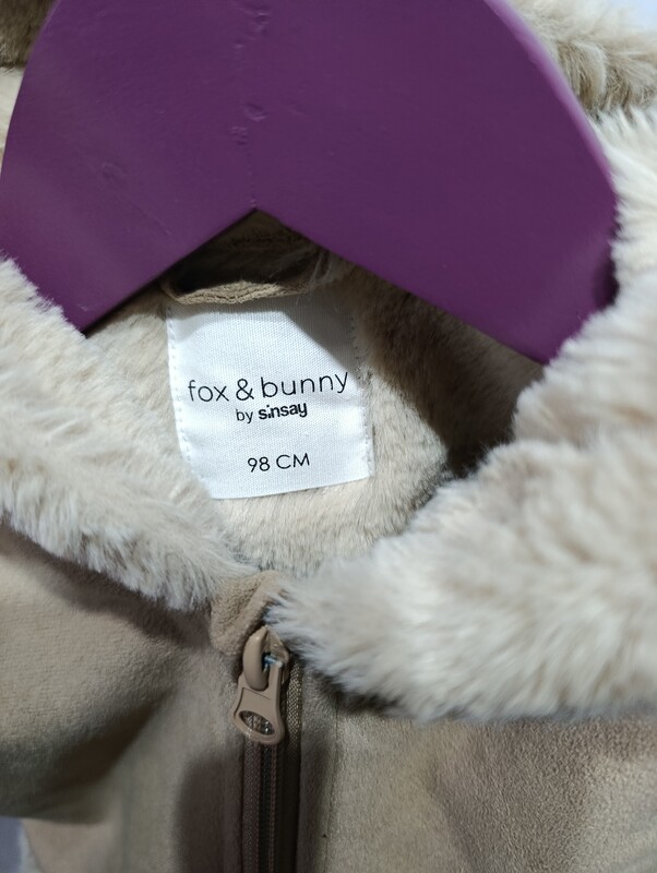 Elbląg Sprzedam futerko dla dziewczynki z kapturem z uszkami. Stan bardzo dobry. Bardzo przyjemny materiał. Rozmiar 98