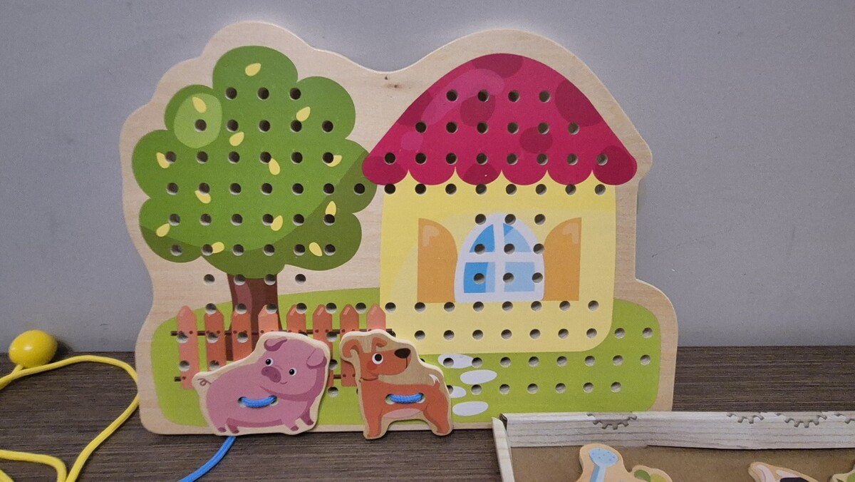 Elbląg Threading Toy firmy Play Tive - drewniana sznurowanka zwierzątka do nawlekania. Stan bardzo dobry, po jednym