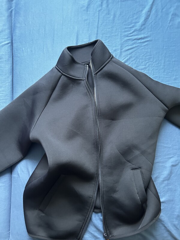 Elbląg Sprzedam bluzy:
Czerwona bluza - Rozmiar: 164 - cena 10zł
Czarna bluza - Rozmiar: 152 - cena 15zł
bluzy są