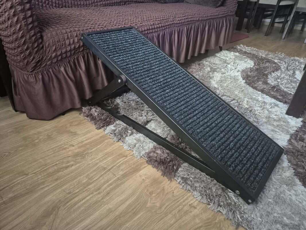 Elbląg Sprzedam regulowaną 3 stopniową rampę dla psa. Wymiary rampy: długość 102cm, szerokość 35cm, wysokość po