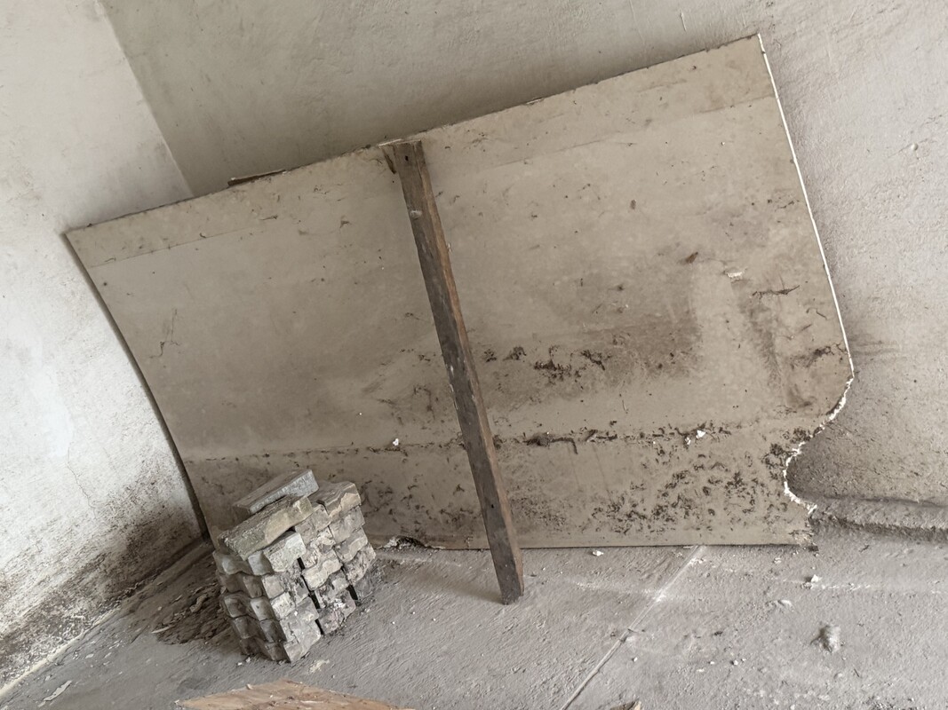 Elbląg Witam. pilnie oddam 8 worków gruzu, paletkę drewna plus szafkę wszystko za darmo odbiór w centrum Elbląga